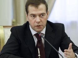 Медведев: учитывать изменения в обществе, а не отключать Twitter
